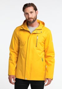 Chaqueta amarilla impermeable con capucha, cierre frontal con cremallera y botones, dos bolsillos laterales y un bolsillo en el pecho para mayor capacidad de almacenamiento.