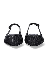 Zapatos negros de tela trenzada sin cordones que presentan una puntera redondeada, tira en el tobillo y suela plana. Un acabado texturizado realza el diseño.