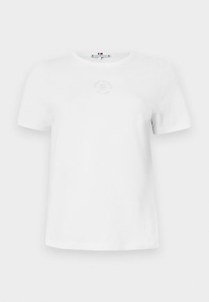Biely bavlnený tričko s krátkymi rukávmi. Má okrúhly výstrih a jemne potlačené logo na hrudi. Mäkká textúra, voľný strih.