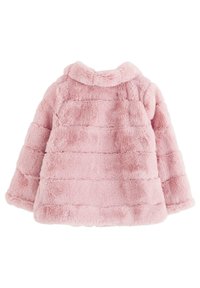 Cappotto in pelliccia sintetica rosa con una texture morbida, caratterizzato da un colletto tondo e una fantasia a righe orizzontali. Maniche lunghe con una vestibilità comoda.