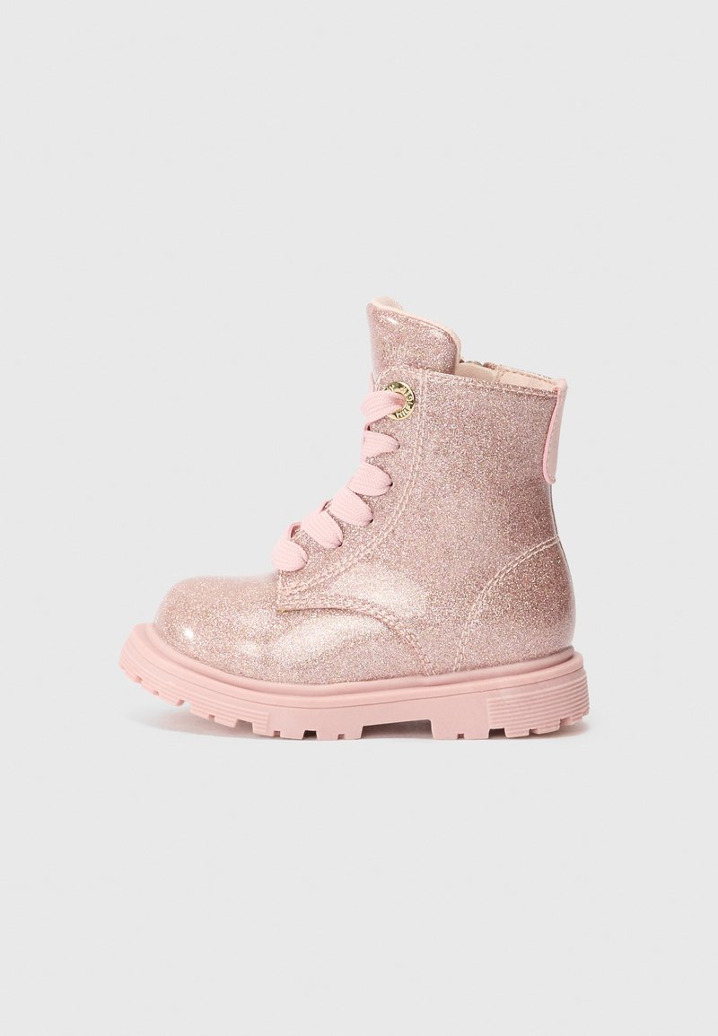 Rosa glittrande ankelsko, med en glansig yta, rund tå, snörning framtill, och gummisula med djupa mönster för bra grepp.