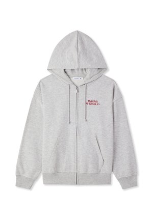 Felpa grigia chiaro con cerniera, tasche frontali, cappuccio con coulisse e testo rosso "MAGARI MI SBAGLIO" sul petto a sinistra.