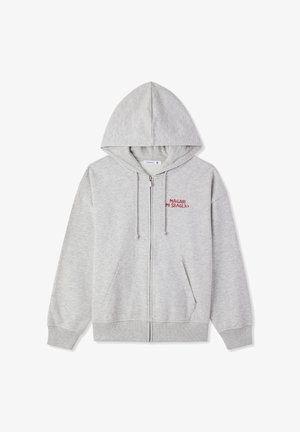 Felpa grigia chiaro con cerniera, tasche frontali, cappuccio con coulisse e testo rosso "MAGARI MI SBAGLIO" sul petto a sinistra.