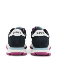 Granatowe i różowe buty sportowe z zamszową cholewką, miękką podeszwą pośrednią i gumową podeszwą zewnętrzną. Białe akcenty z brandingiem "SUN68" na pięcie.