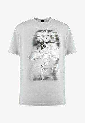 Camiseta gris de manga corta con un gráfico difuminado en blanco y negro de una mujer y el texto "oops!...lo hice de nuevo" en blanco.