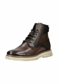 Botín de cuero marrón con cierre de cordones, suela de goma en contraste, acentos texturizados y puntera redondeada. Presenta ojetes metálicos y detalles de costura.