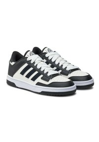 Scarpe da ginnastica in bianco e nero con tomaia in pelle, punta perforata, tre righe nere, lacci bianchi spessi e suola in gomma.