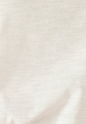 Witte textuurstof met subtiel weefpatroon en zachte plooien, met fijne draaddetails en lichte schaduwwerking.