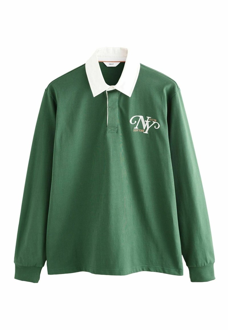 Polo vert à manches longues avec un col blanc, arborant un logo brodé "NY" et un détail "EST 1976" sur la poitrine gauche. Tissu en coton doux.