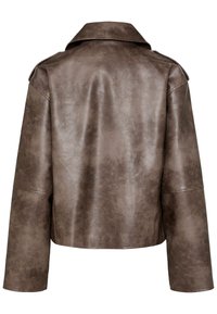 Braune Kunstlederjacke mit breitem Kragen, Überschnittenen Schultern und leicht verkürztem Schnitt. Glatte Textur mit minimalen Details.