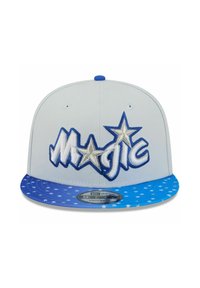 Casquette snapback grise avec broderie "Magic" en bleu et blanc, une visière bleue à motif d'étoiles, et un logo circulaire de la marque sous la visière.