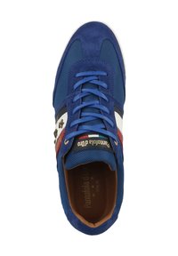 Modré tenisky vyrobené z jemné kůže a síťoviny, s bílými a červenými pruhy, hvězdnými akcenty a logem na jazyku a boční straně.