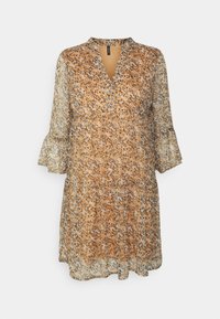 Vero Moda Petite VMKAY 3/4 SHORT DRESS - Vestido de dia - tan
