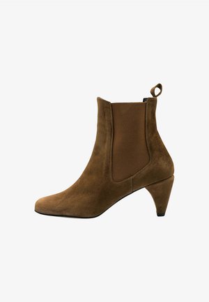 Botín de ante marrón con tacón afilado, paneles laterales elásticos y una pestaña en la parte posterior para facilitar su uso. Textura suave en general.