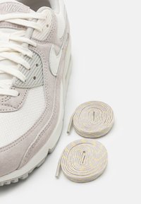 Nike Sportswear AIR MAX 90 PRM UNISEX - Sneakers - light iron ore/sail/phantom/saturn gold/light bone