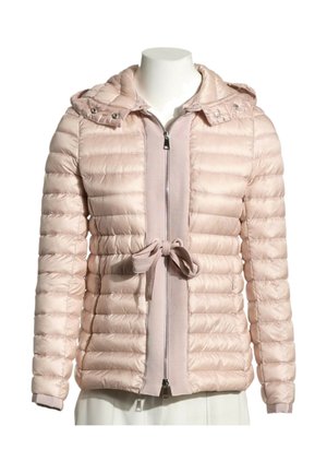 Chaqueta acolchada de color rosa claro con capucha, cremallera frontal y cinturón de tela anudado en la cintura, exhibida en un maniquí blanco.