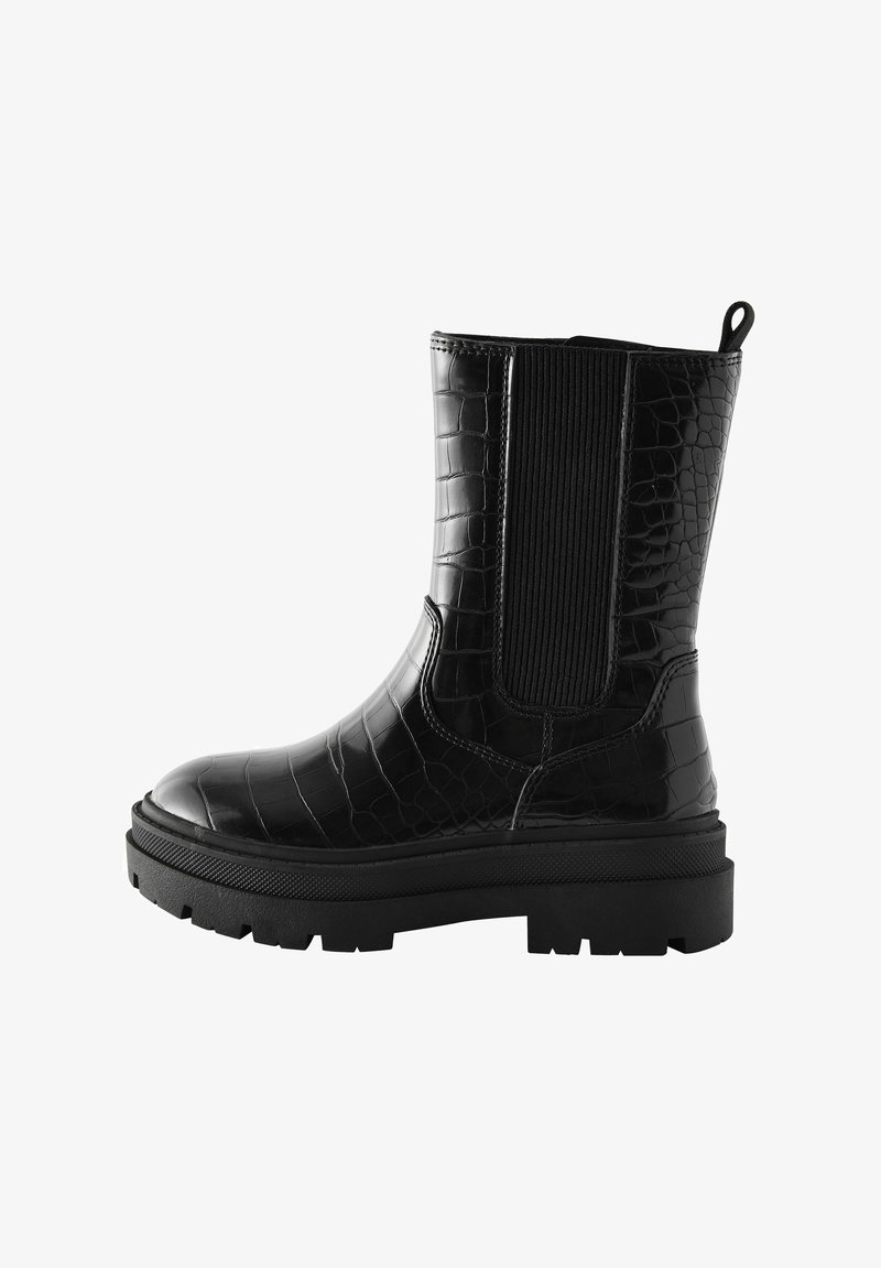 Sort midt på læggen støvle med krokodilletekstur, elastisk sidepanel, trækstrop bagpå og tyk rødder sål.
