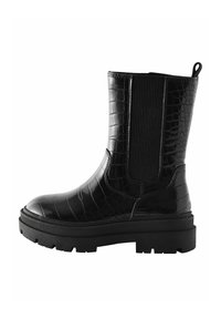 Schwarze Knöchelstiefel aus glänzendem, krokodilgeprägtem Material, mit einer dicken Sohle, elastischen Seitenpaneelen und einer Schlaufe an der Rückseite.