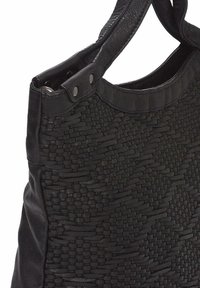 Zwarte geweven leren tote bag met een gestructureerd oppervlak, een gladde bovenkant en dubbele handvatten met studs aan de basis.