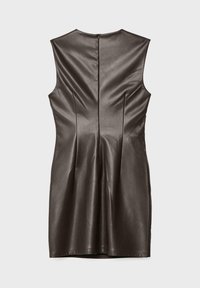 Tamnobraon kožna haljina bez rukava s visokim izrezom, pristajajućim korzetom i zatvaračem na leđima. Ima nabore za dodatnu teksturu.