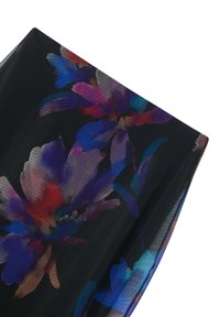 Tessuto nero trasparente con un vivace motivo floreale nei toni di viola, rosso e blu, dal tocco leggero e liscio.