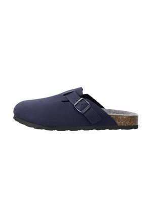Marineblaue Slip-On-Clogs mit verstellbarem Riemen, Korkfußbett und schwarzer Gummisohle, seitlich auf weißem Hintergrund gezeigt.