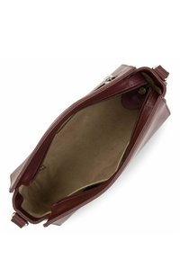 Borsa in pelle bordeaux con finitura liscia, dotata di una parte superiore con zip e interno in tessuto beige. Forma compatta e rettangolare.