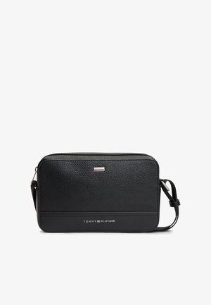 Sac bandoulière Tommy Hilfiger en cuir noir texturé avec bandoulière réglable et logo sur le devant.