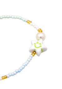 Bracelet de perles avec des perles bleu clair, blanches et dorées, comprenant une perle étoile blanche avec un visage souriant vert qui fait un clin d'œil, ainsi qu'une grande perle de nacre.