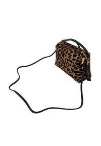 Borsa rettangolare con stampa leopardata, zip dorata, piccola maniglia e lunga tracolla nera regolabile.