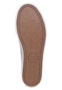 Brun gummisula med ett texturerat mönster med upprepade motiv. Vit kant markerar sulans form med en rund logotyp i mitten.