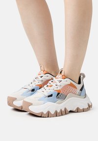 Buffalo TRAIL ONE  - Sportcipő - beige/orange/blue