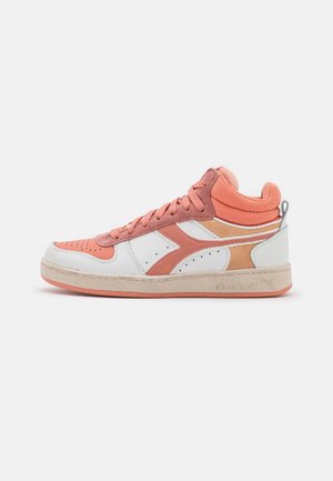 Wysokie sneakersy w kolorach białym, różowym i beżowym z sznurowadłami, perforacjami na palcach i teksturowaną podeszwą na jednolitym tle.