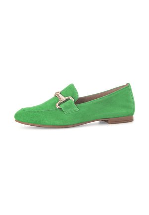 Grüne Wildleder-Loafer mit einem niedrigen Absatz, die mit einer dekorativen Metall-Schließe akzentuiert sind und ein glattes Innenfutter haben. Die flache Sohle sorgt für Komfort.
