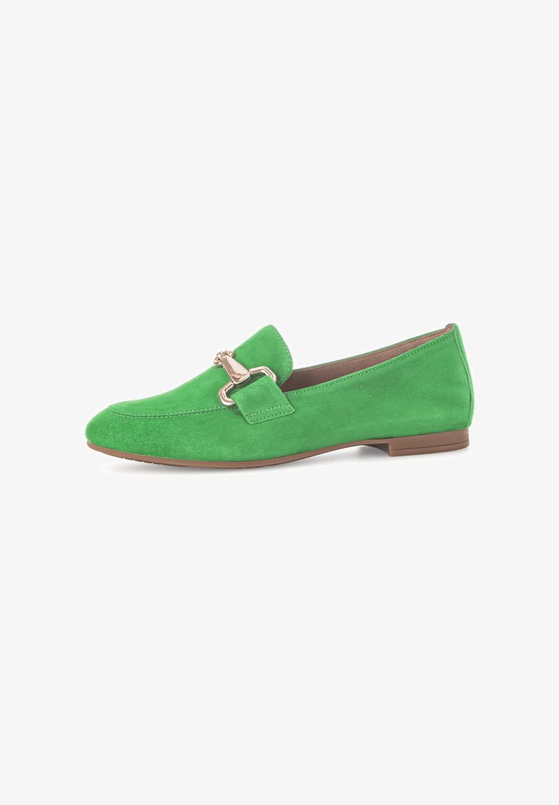 Groene suede instappers met een lage hak, voorzien van een decoratieve metalen gesp en een zachte binnenvoering. De platte zool zorgt voor comfort.