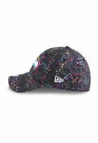 Schwarze Mütze mit einem gesprenkelten Design in Pink, Blau und Gelb. Verfügt über ein farbiges Logo auf der Vorderseite und ein Markenemblem an der Seite.