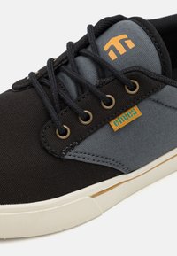 Etnies JAMESON 2 ECO - Sportcipő - black/dark grey/gold