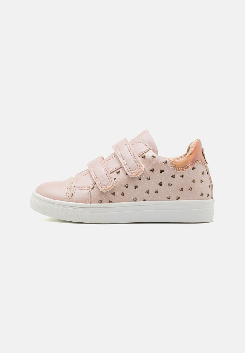 Basket enfant rose clair avec deux bandes velcro, petits motifs de cœurs dorés et semelle en caoutchouc blanche.