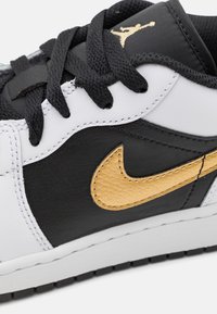 Jordan AIR JORDAN 1 UNISEX - Sportcipő - white/metallic gold/black