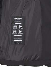 Giacca nera in nylon con finitura opaca e un'etichetta che mostra le caratteristiche: resistente, antivento, impermeabile, 100% nylon, colonna d'acqua 1500 mm.