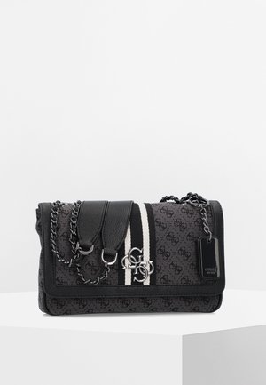 Sac à main en tissu noir avec motif logo, dotée d'une double bandoulière, de quincaillerie en acier inoxydable et d'un accent rayé. Texture lisse et design compact.