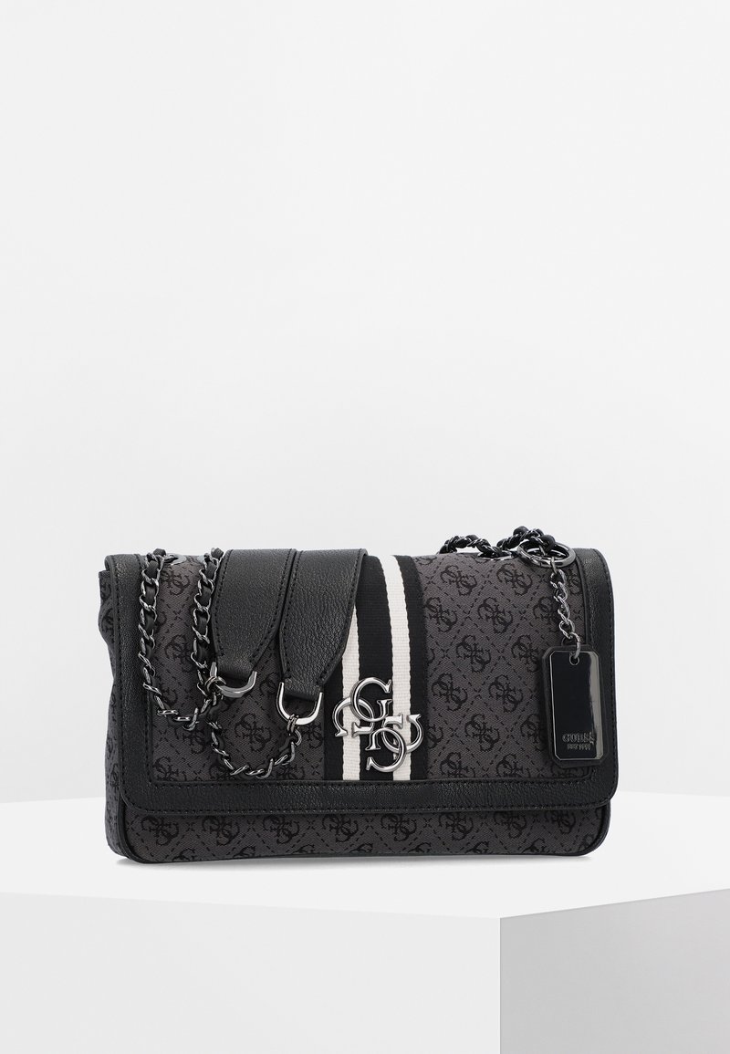Sac à main en tissu noir avec motif logo, dotée d'une double bandoulière, de quincaillerie en acier inoxydable et d'un accent rayé. Texture lisse et design compact.