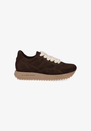 Braune Wildleder-Sneaker mit einer strukturierten Oberfläche, cremefarbenen geflochtenen Schnürsenkeln und einer klobigen beigen Gummisohle mit gezacktem Rand.