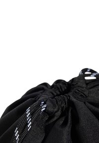 Bolsa de cordón negra hecha de tela texturizada, que presenta cuerdas trenzadas blancas en contraste y una parte superior fruncida, enfatizando un diseño funcional.