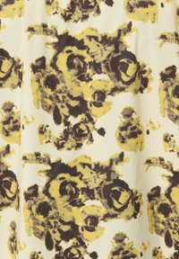 Tissu avec un fond crème présentant un motif floral en jaune et brun foncé, mettant en valeur des pétales doux et texturés ainsi que des formes abstraites.