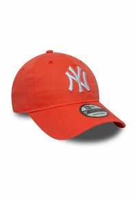 Casquette de baseball rouge en coton avec un logo "NY" brodé en blanc. Le design comprend une visière courbée et une sangle ajustable à l'arrière.