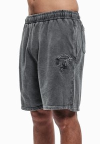 Pilki medvilniniai šortai su elastine juosmens juosta, šoniniais kišenėmis ir siuvinėta logotipo detalė ant kairės šlaunies. Minkšta tekstūra ir laisvas prigludimas.