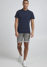 11 Project PRBARNE REGULAR FIT - Džinsa auduma šorti - denim grey