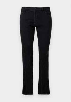 Pantalon en denim noir avec une coupe droite, présentant des détails de couture subtils et cinq poches, texture lisse et taille mi-haute.