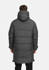 Polstret lang grå frakk med hette, med horisontale sømmer og justerbare mansjetter, designet for varme og komfort.